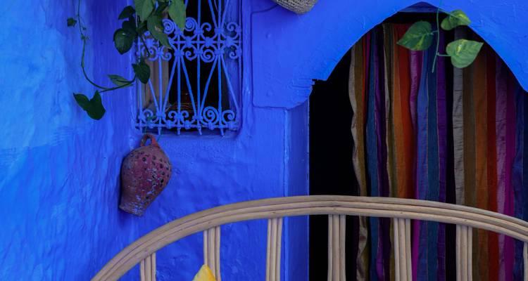 Primer plano de una pared azul con objetos decorativos.