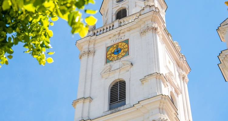 Torre del reloj con un cielo azul en Obernberg.