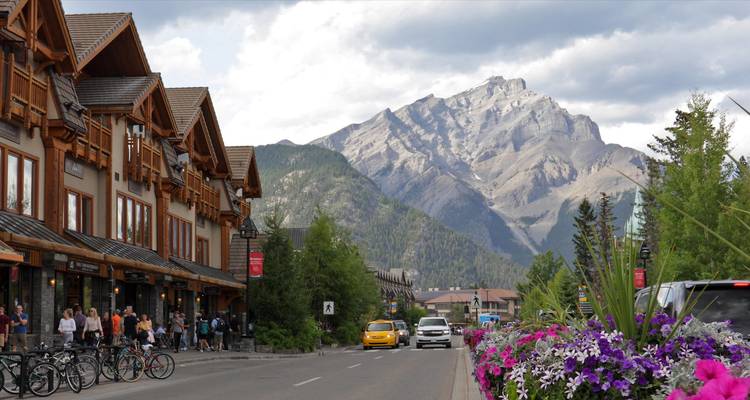 Vista de la calle con montañas al fondo.