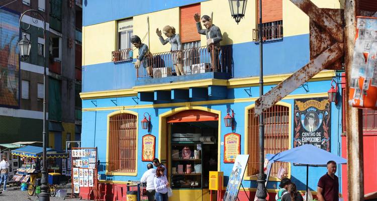 Helder gekleurde gevels van gebouwen en grillige balkonfiguren in de wijk La Boca van Buenos Aires.