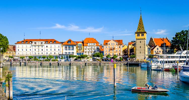 Vue sur le front de mer avec des bâtiments colorés et une tour à Lindau, Allemagne.