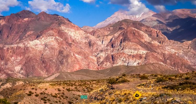 Vastes montagnes escarpées aux couleurs saisissantes sous un ciel dégagé.