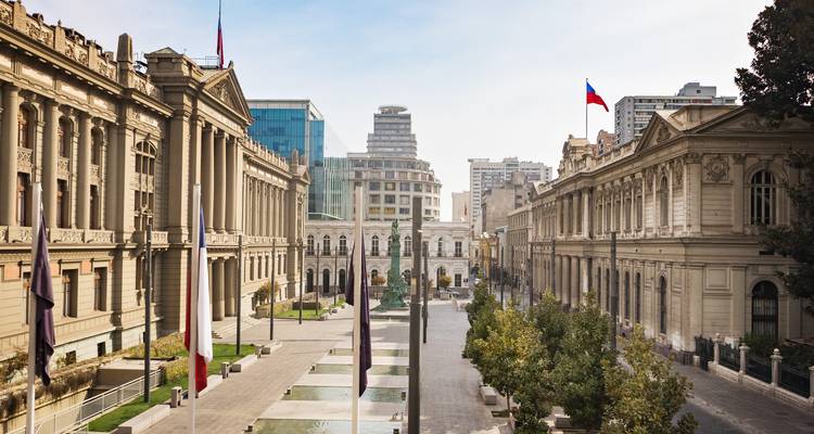 Edificios gubernamentales en una plaza histórica.