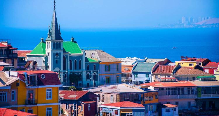 Casas coloridas en la ladera con vista al océano.
