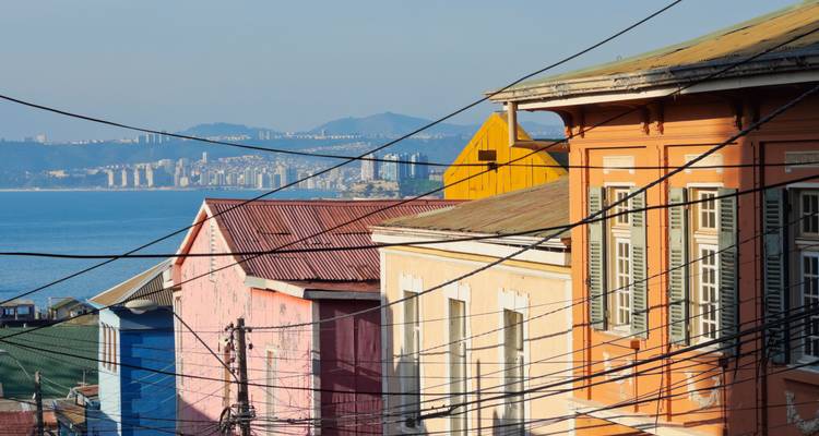 Edificios vibrantes con un telón de fondo costero.