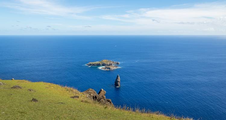Vista al océano con islotes rocosos en la distancia.