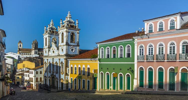 Bâtiments coloniaux historiques aux couleurs vives.