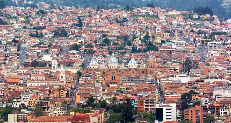 Stadtansicht mit einer prominenten Kathedrale im Zentrum.