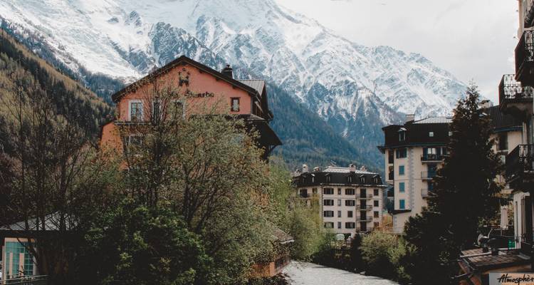 Pequeño pueblo de montaña con el Mont Blanc de fondo.