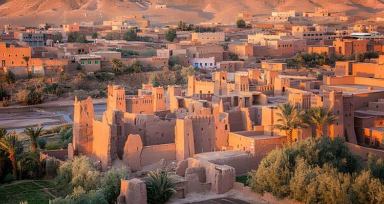 Vista de la arquitectura tradicional marroquí al atardecer.