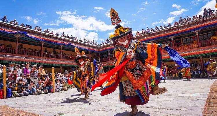 Bailarines enmascarados actuando en el Festival de Hemis.