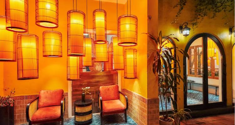 Interior con ambiente cálido e iluminación tradicional.