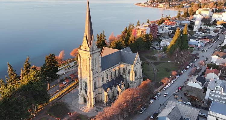 Église au bord d'un lac et ville de Bariloche.