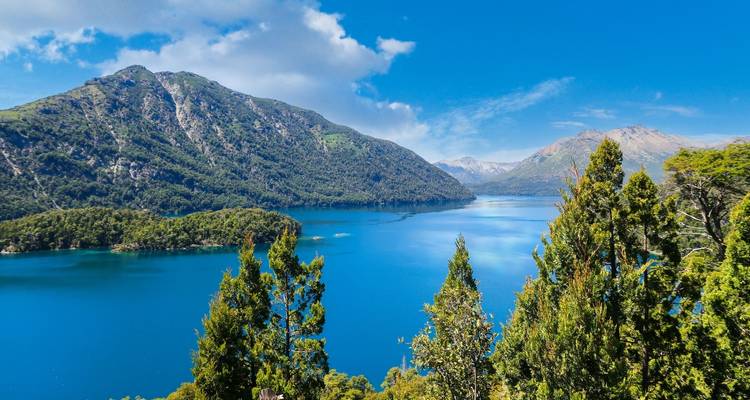 Vue vibrante sur le lac avec les montagnes à San Carlos de Bariloche.