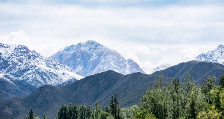 Sommets enneigés sous un ciel bleu.