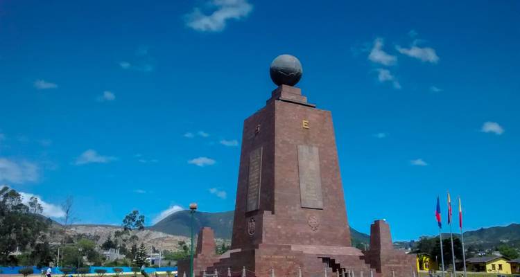 Denkmal mit Globus oben unter einem blauen Himmel.