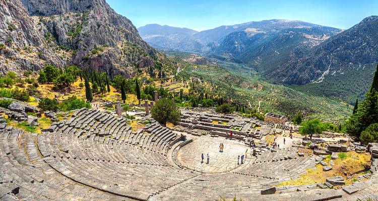 El teatro antiguo con montañas y valles circundantes.
