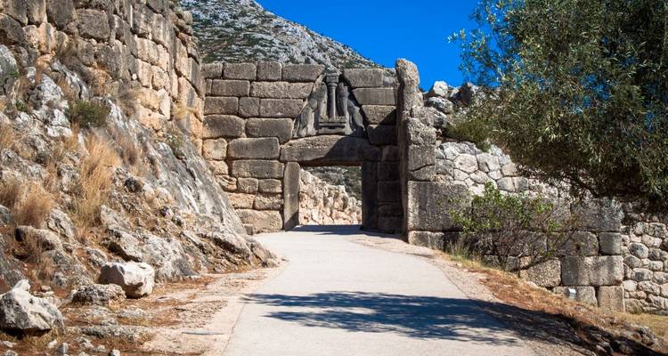 La Puerta de los Leones en Micenas rodeada por muros de piedra.