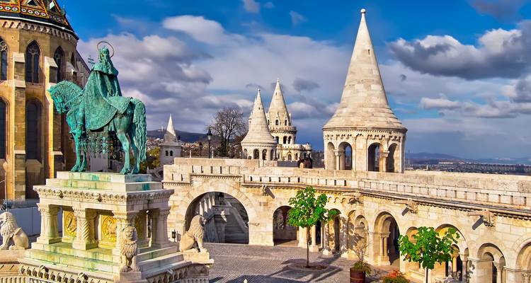 Les tours de contes de fées et les statues du Bastion des Pêcheurs de Budapest sous un ciel partiellement nuageux dramatique.