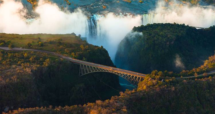 Le brouillard et la brume s'élevant autour du pont des Chutes Victoria enjambant les gorges profondes