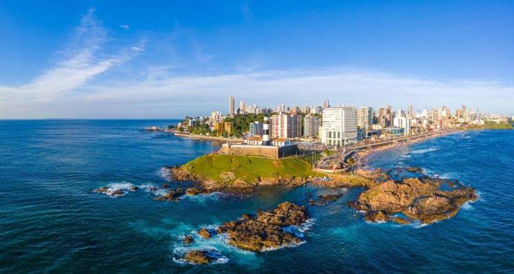 Vista aérea de la costa de Salvador con edificios y rocas.