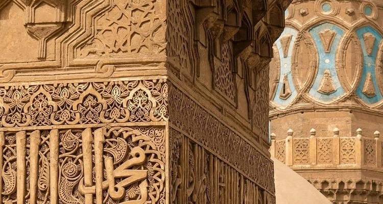 Vista detallada de tallados ornamentales y motivos de color en arquitectura antigua.