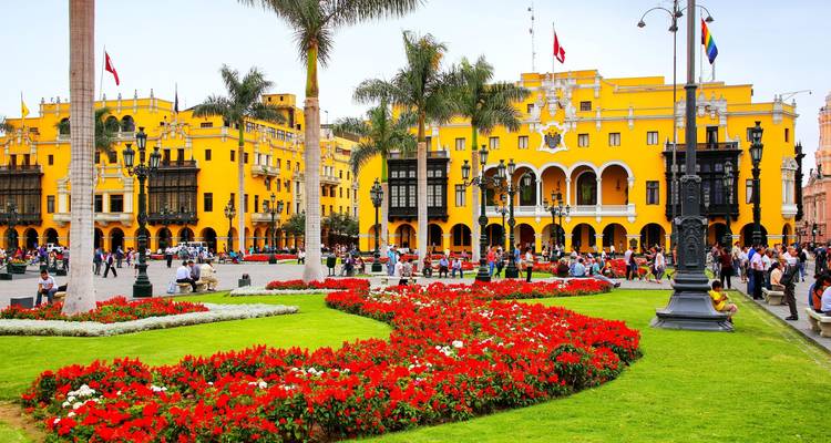 Plaza de la ciudad colorida con flores rojas y edificios históricos.