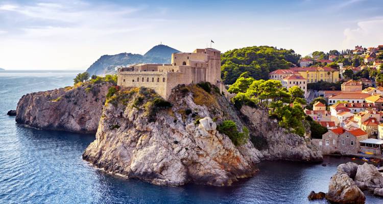 Fort historique perché sur une falaise rocheuse surplombant la mer.