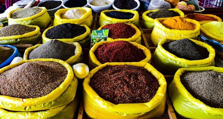 Bolsas coloridas de especias en un mercado.