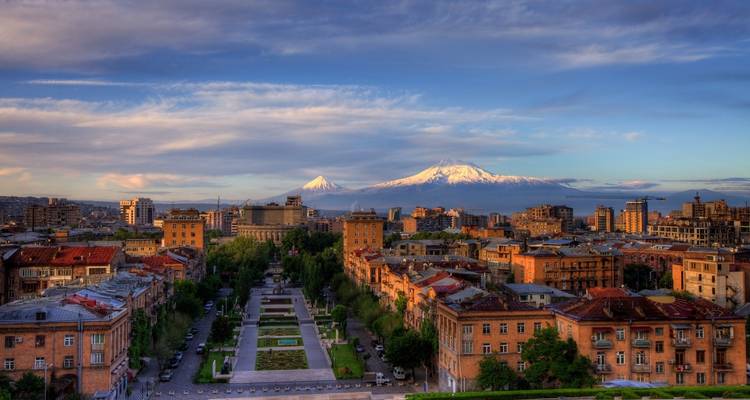 Vista aérea de una ciudad con un telón de fondo montañoso.
