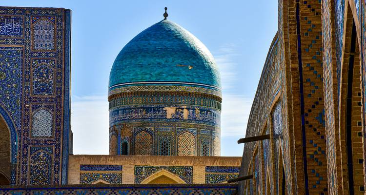 Una cúpula azul histórica con trabajo de azulejos intrincado y otras estructuras.