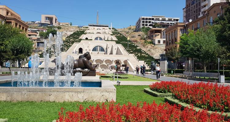 Un jardín escalonado with flores y fuentes.