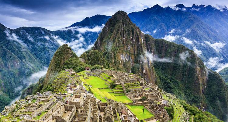Panoramablick auf Machu Picchu und die umliegenden Berge.