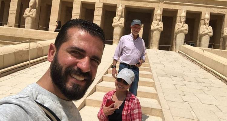 Selfie en el Templo de Hatshepsut con una pareja.