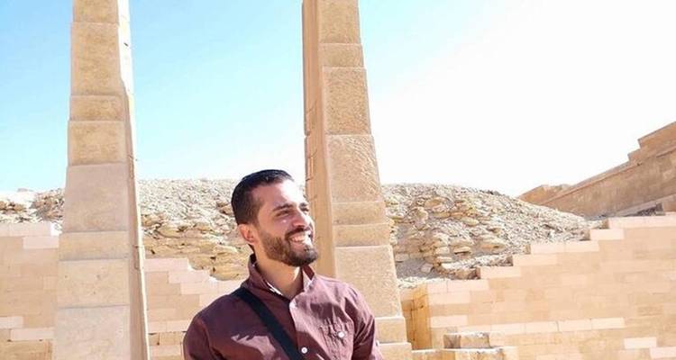 Hombre posando frente a las ruinas de Luxor.