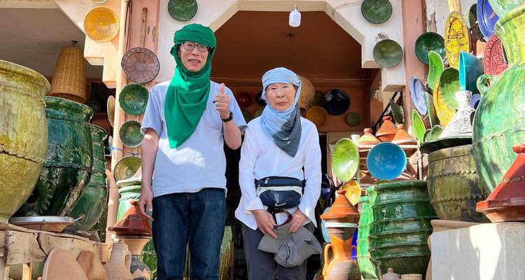 Dos personas posando en un mercado de cerámica