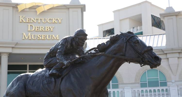 Bronzestatue eines Rennpferdes vor dem Eingang des Kentucky Derby Museums.