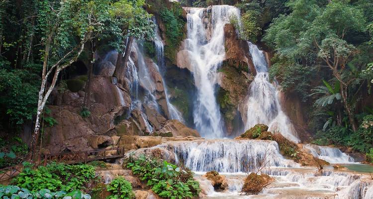 La cascade à plusieurs niveaux de Kuang Si se déverse à travers la jungle verdoyante dans des bassins turquoise.