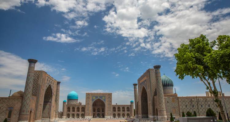 Weitblick auf Samarkands Registan-Platz, umrahmt von drei großen Medresen und einem klaren blauen Himmel