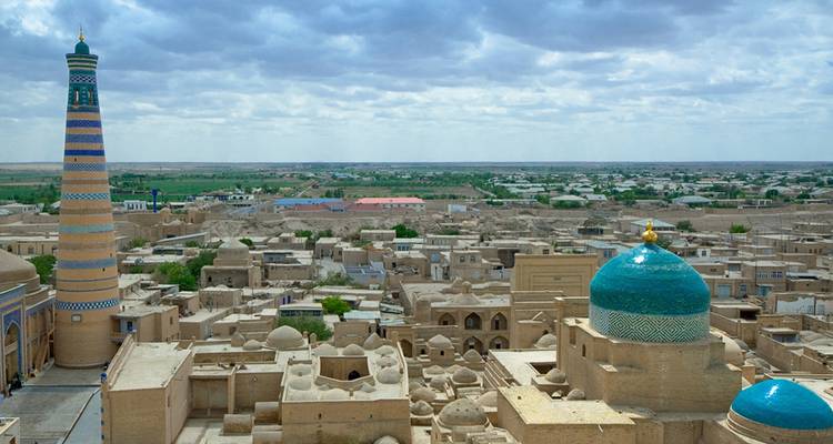 Vista panorámica de la ciudad vieja de Jiva con su distintivo minarete y cúpula color turquesa