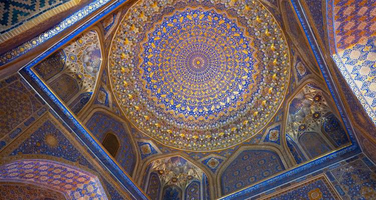 Techo de mosaico azul y dorado intrincado dentro de una madrasa o mezquita histórica