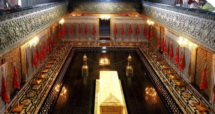 Interior intrincado de la Mezquita Hassan II en Casablanca.