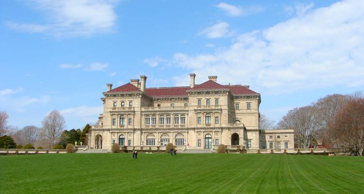 Mansion du Gilded Age grandiose située sur des pelouses verdoyantes impeccables sous un ciel bleu à Newport.
