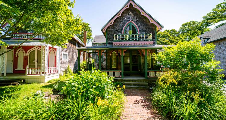 Charmante maison pain d'épice avec des ornements élaborés et un jardin d'été luxuriant à Martha's Vineyard.