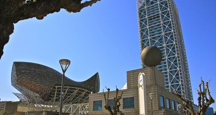 Moderne architecturale structuur met een grote metalen sculptuur buiten.