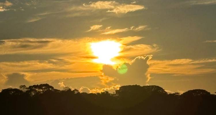 Une vue panoramique du coucher de soleil avec un spectacle artistique de nuages.