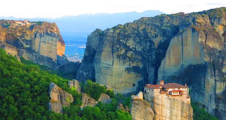 Dramatische zandstenen pilaren van Meteora met oude kloosters die bovenop steile kliffen liggen.