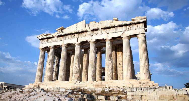 Het Parthenon staat majestueus op het Acropolis-plateau onder blauwe hemel.