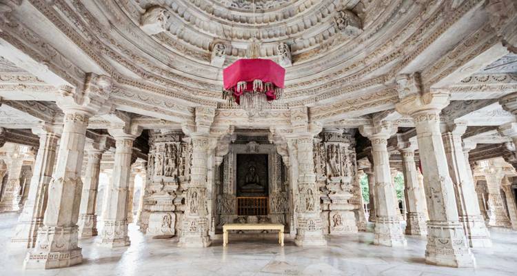 Ornamental geschnitzter Marmorsaal mit Säulen und detaillierten Decken im Inneren des Ranakpur Jain-Tempels.