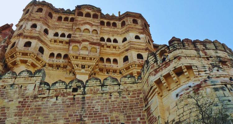 Opwaartse perspectief van massieve stenen muren en ingewikkelde balkons van het Mehrangarh Fort.